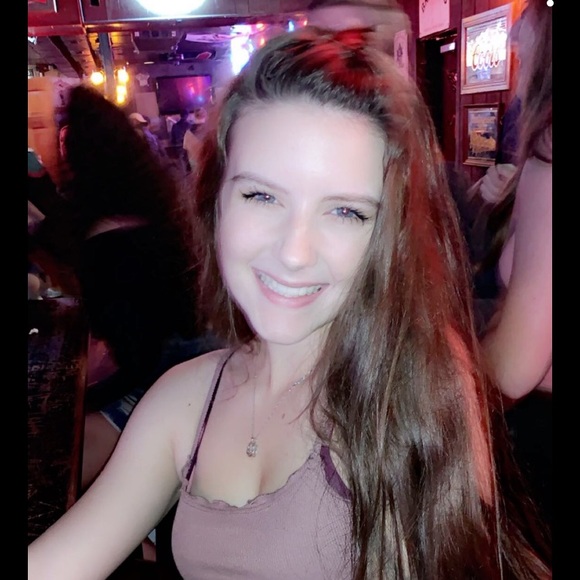 Meet your Posher, Emily - Picture 1 of 4